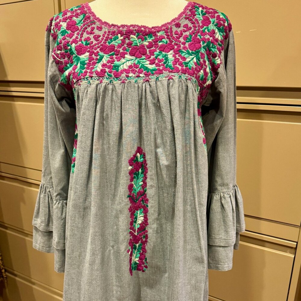 Mi Golondrina - Denim Shift Dress w/ embroidered magenta purple flower - Size: S